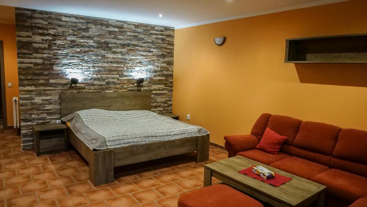 Penzion Na Hradbach Louny Extérieur photo