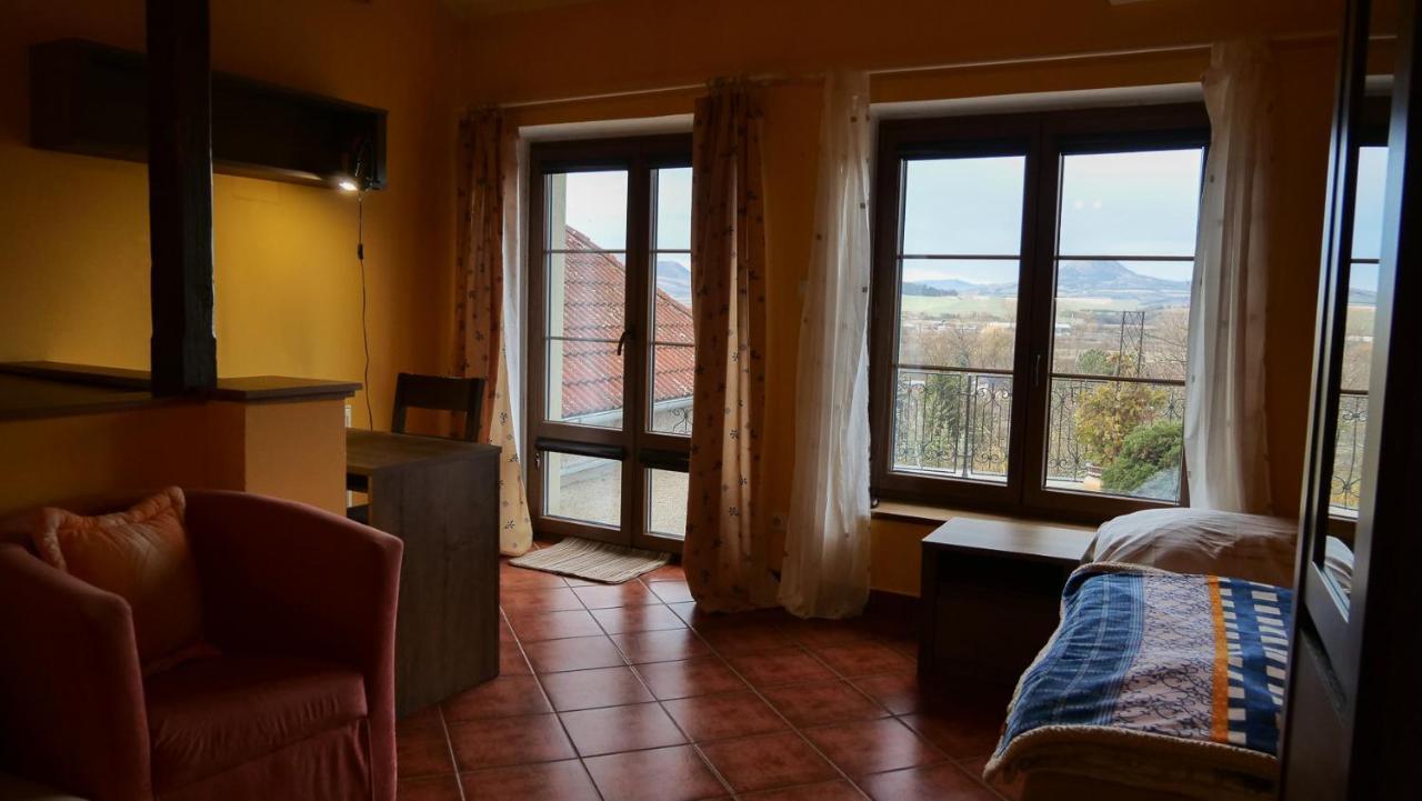 Penzion Na Hradbach Louny Extérieur photo